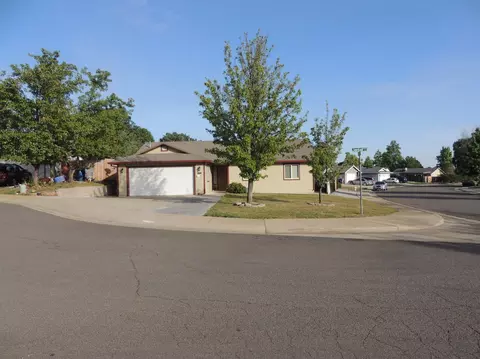875 Jantail Ct, Redding, CA 96003 photo 3
