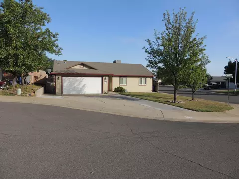 875 Jantail Ct, Redding, CA 96003 photo 4
