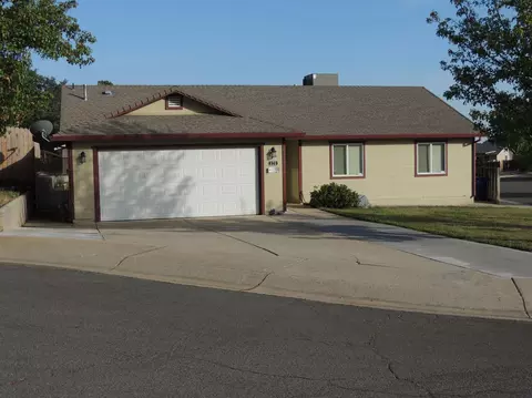 875 Jantail Ct, Redding, CA 96003 photo 2