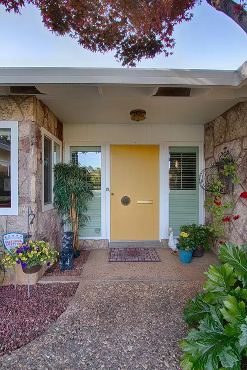 678 Gary Ct, Redding, CA 96002 photo 2