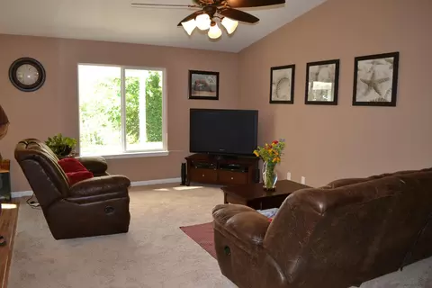 1873 Strauss Ln, Redding, CA 96003 photo 5