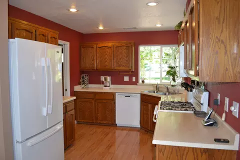 1873 Strauss Ln, Redding, CA 96003 photo 3