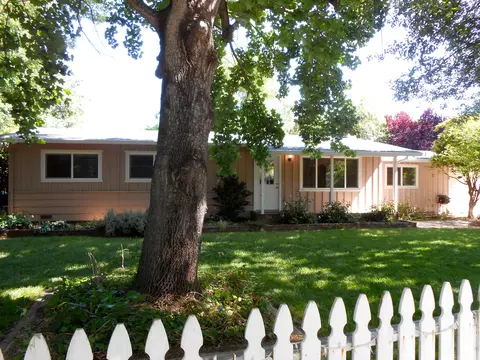 2885 Sacramento Dr, Redding, CA 96001 photo 1