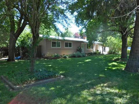 2885 Sacramento Dr, Redding, CA 96001 photo 2