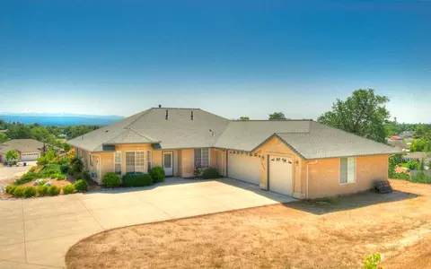1556 Brinn Dr, Redding, CA 96001 photo 2