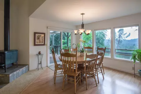 10255 Carrousel Dr, Redding, CA 96001 photo 4