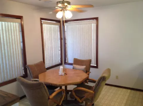 375 Rosewood Dr, Redding, CA 96003 photo 4