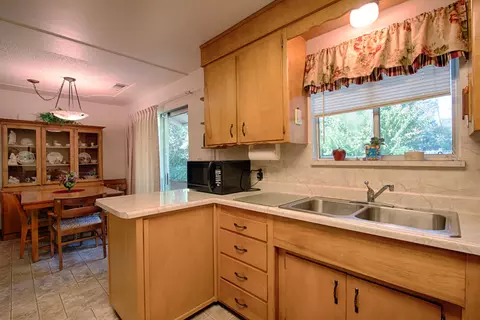 1960 Lindeena Ln, Redding, CA 96002 photo 9
