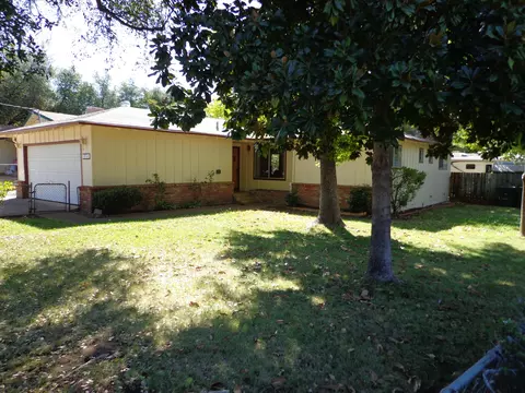 1689 Mistletoe Ln, Redding, CA 96002 photo 2