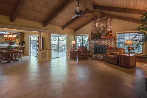 516 River Oaks Dr, Redding, CA 96001 photo 2