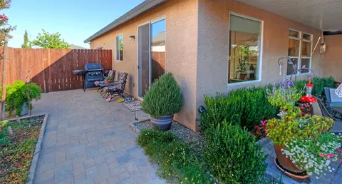 577 Grants, Redding, CA 96003 photo 3
