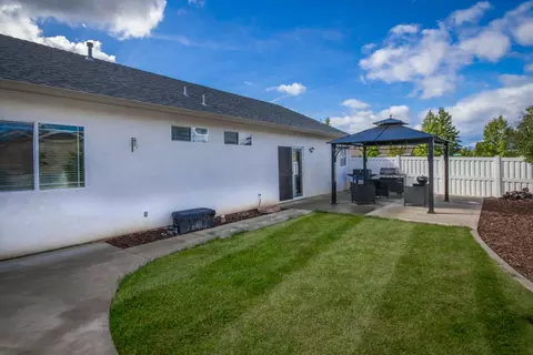3255 Capricorn Way, Redding, CA 96002 photo 2