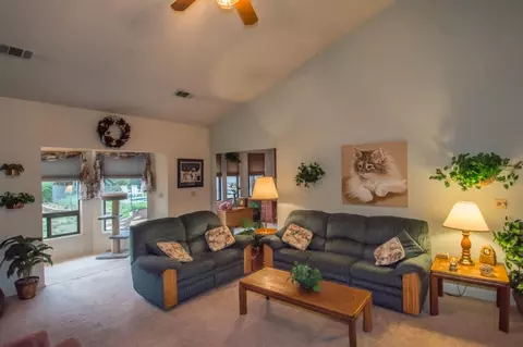 4650 Saratoga Dr, Redding, CA 96002 photo 2