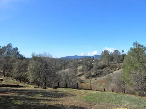 3882 Wolverine Dr, Redding, CA 96001 photo 2