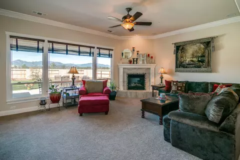 363 Stinson Loop, Redding, CA 96003 photo 5