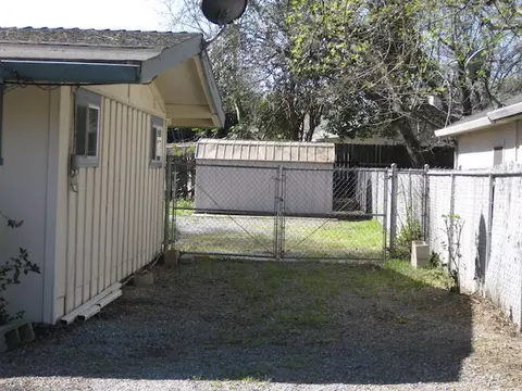 449 Rio St, Redding, CA 96001 photo 2