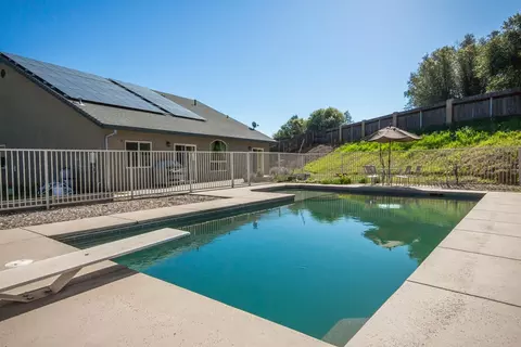 4898 Squirrel Run Ct, Redding, CA 96002 photo 2