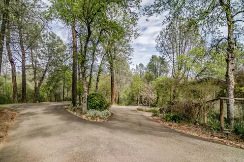 9347 Canyon Hollow Dr, Redding, CA 96001 photo 2