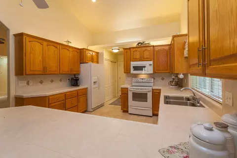 1052 Montclair Dr, Redding, CA 96003 photo 7