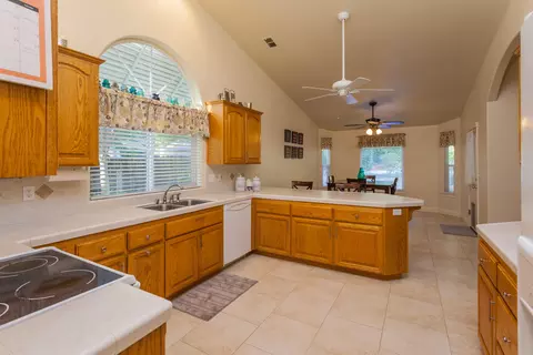 1052 Montclair Dr, Redding, CA 96003 photo 5