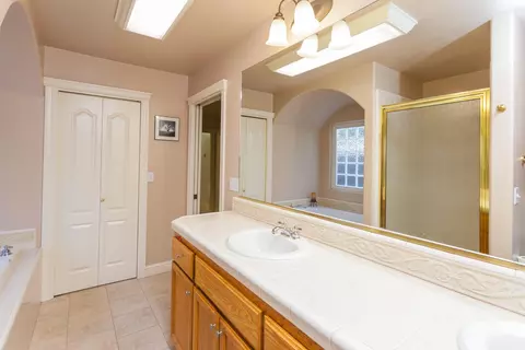 1052 Montclair Dr, Redding, CA 96003 photo 23