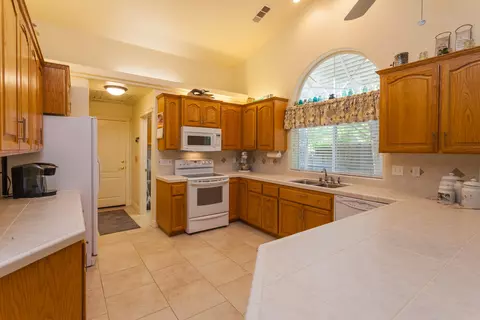 1052 Montclair Dr, Redding, CA 96003 photo 6