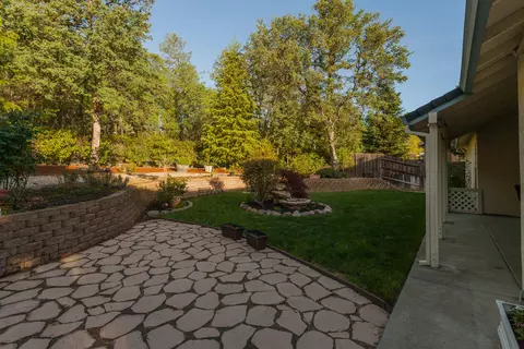1052 Montclair Dr, Redding, CA 96003 photo 29