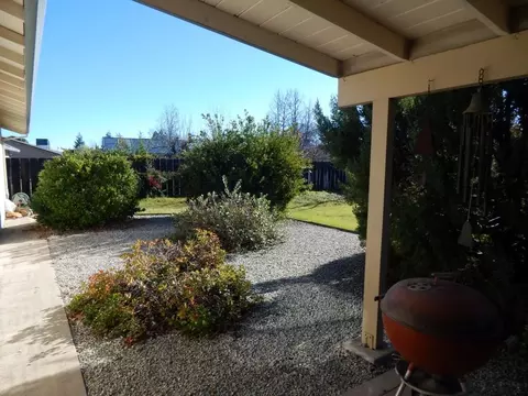 321 Woodhill Dr, Redding, CA 96003 photo 2