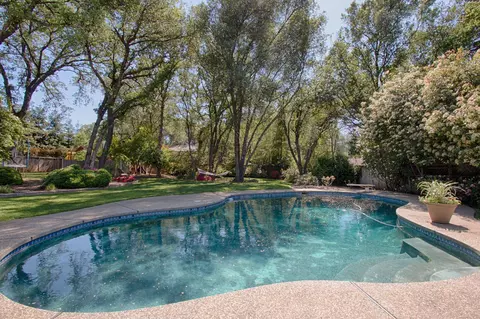 2551 El Verano St, Redding, CA 96002 photo 4