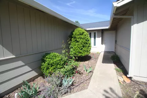 1098 Camelot Ct, Redding, CA 96003 photo 8