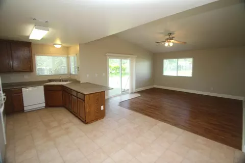 1098 Camelot Ct, Redding, CA 96003 photo 11