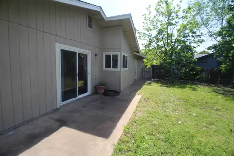 1098 Camelot Ct, Redding, CA 96003 photo 3