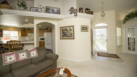 893 Paramount Way, Redding, CA 96003 photo 4