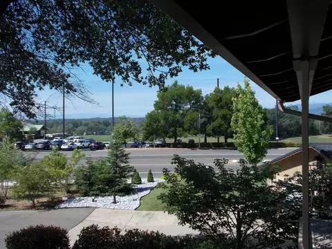 404 Woodacre Dr, Redding, CA 96002 photo 3