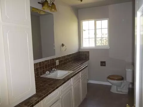 646 Estate St, Redding, CA 96002 photo 6