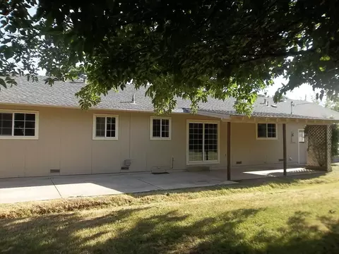 646 Estate St, Redding, CA 96002 photo 2