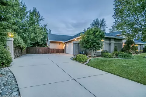 2859 Green Riffle Rd, Redding, CA 96002 photo 2