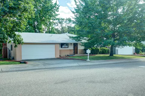 1071 Lorraine Dr, Redding, CA 96002 photo 1