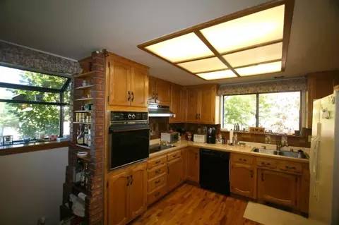 597 Royal Oaks Dr, Redding, CA 96001 photo 4