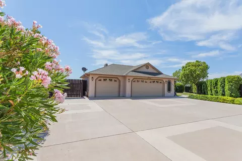2807 Foxglove Ln, Redding, CA 96001 photo 2