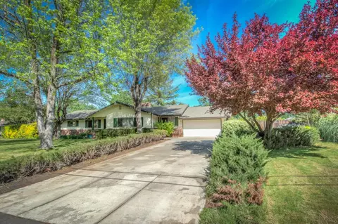 3295 Inverness St, Redding, CA 96002 photo 2