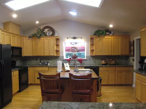 1390 Lakeside Dr, Redding, CA 96001 photo 4