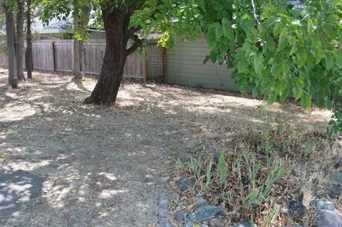 2725 Oxford Rd, Redding, CA 96002 photo 9