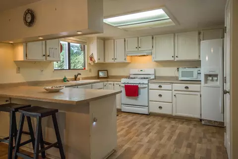 3152 Seminole Dr, Redding, CA 96001 photo 2