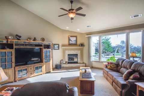 1481 Harbor Ct, Redding, CA 96003 photo 4