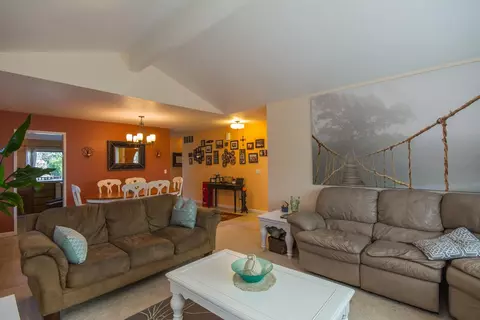 2085 Quartz Way, Redding, CA 96001 photo 4