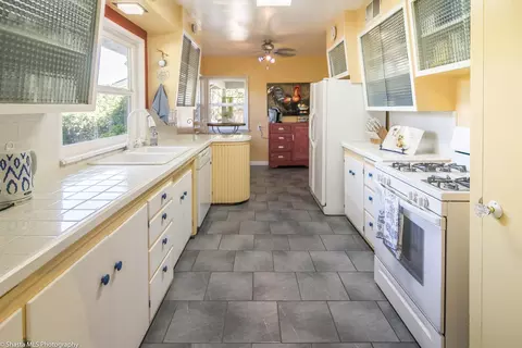 2252 Garden Ave, Redding, CA 96001 photo 4