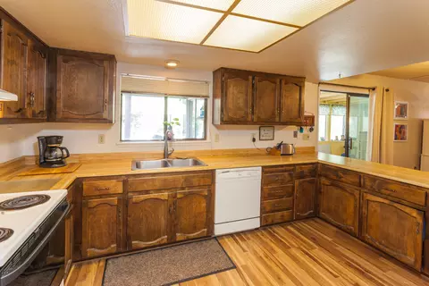 3490 Lagoon Dr, Redding, CA 96001 photo 4