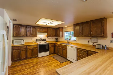 3490 Lagoon Dr, Redding, CA 96001 photo 3