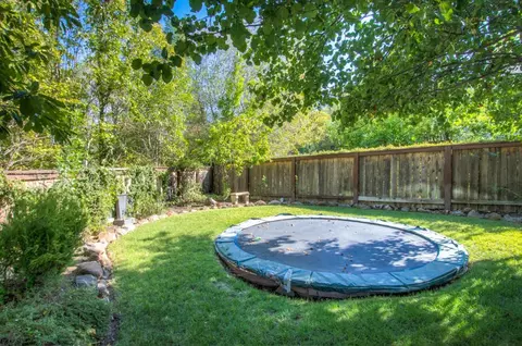 1439 Gladstone Ct, Redding, CA 96001 photo 3